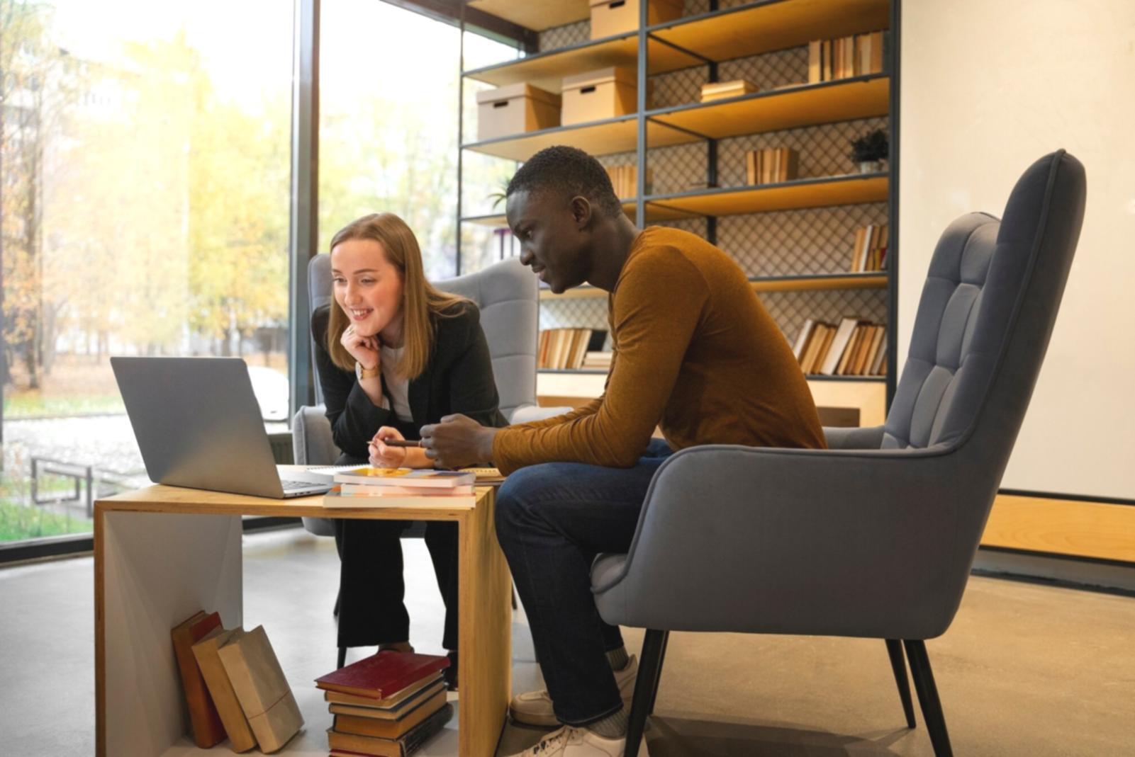 Collaborative Lerngruppe bei der Analyse von Finanzberichten