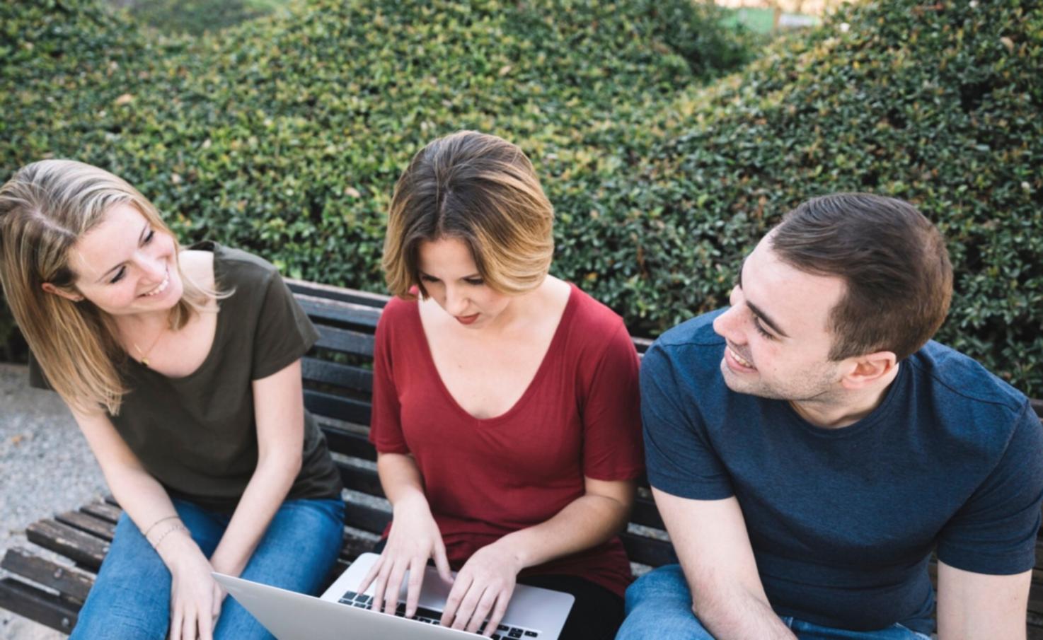 Internationale Studenten bei praktischen Finanzübungen in modernem Klassenzimmer