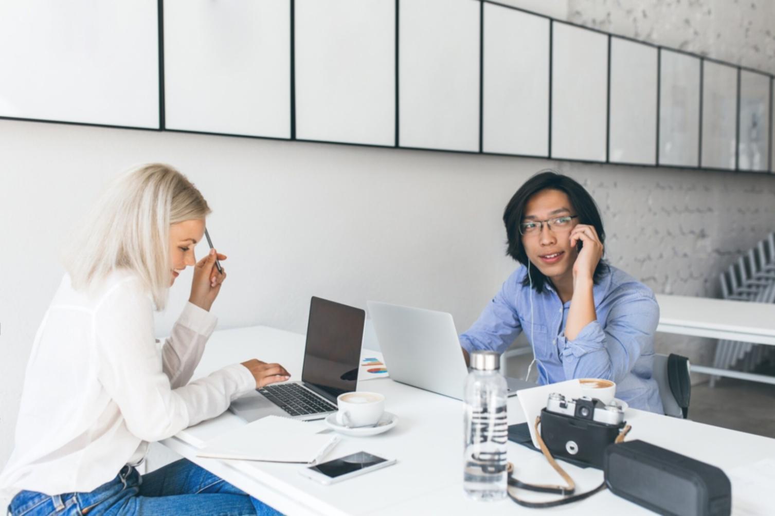 Finanzanalyse Arbeitsplatz mit Diagrammen und Berichten